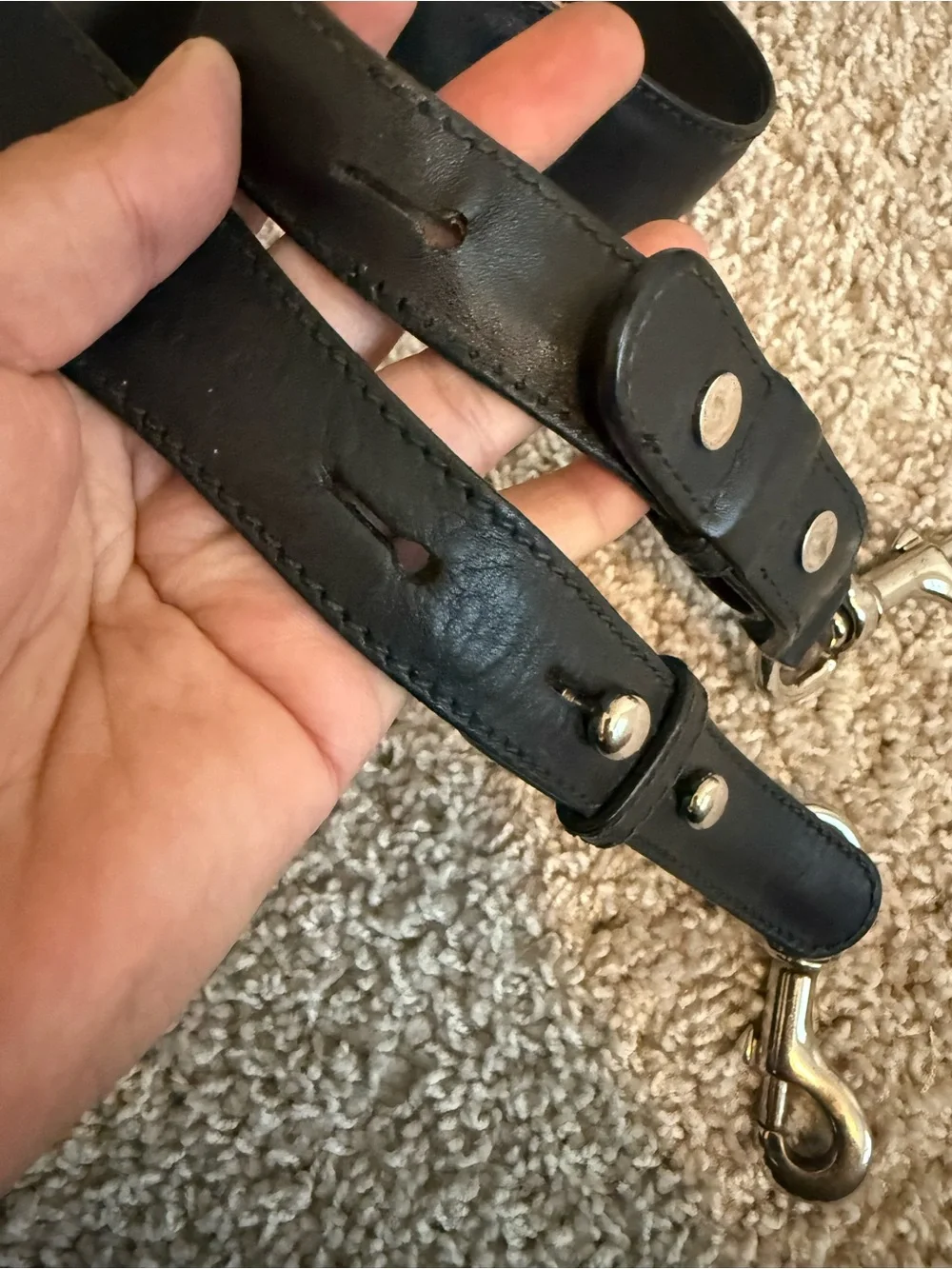 Gucci Black Leather Adjustable  Strap with silver hardware A36